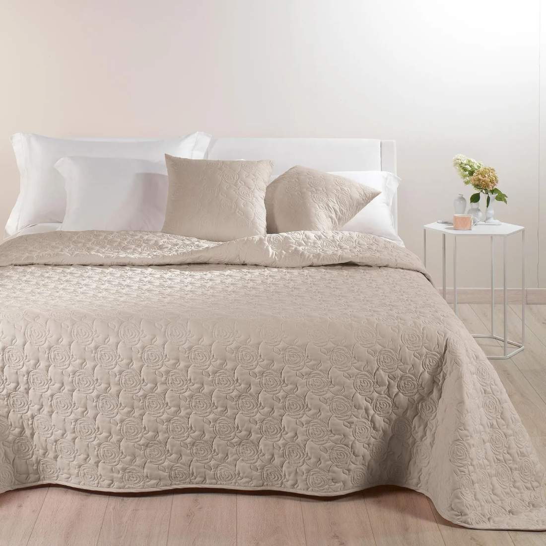 Trapuntino matrimoniale Caleffi Grazia in microfibra, dotato di una particolare trapuntatura a fiori. Colore naturale grigio.