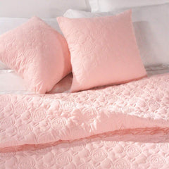 Trapunta primaverile matrimoniale Caleffi Grazia in microfibra, dotato di una particolare trapuntatura a fiori. Colore rosa
