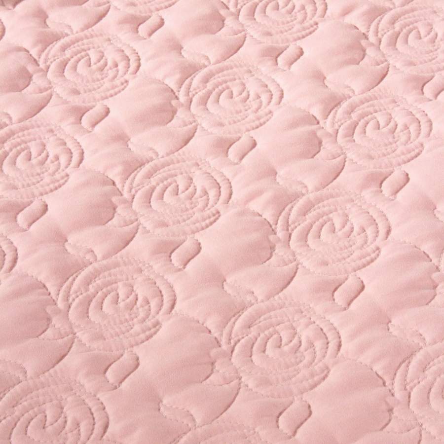 Trapuntino matrimoniale Caleffi Grazia in microfibra, dotato di una particolare trapuntatura a fiori. Colore rosa. Dettaglio trapuntatura