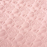 Trapuntino matrimoniale Caleffi Grazia in microfibra, dotato di una particolare trapuntatura a fiori. Colore rosa. Dettaglio trapuntatura