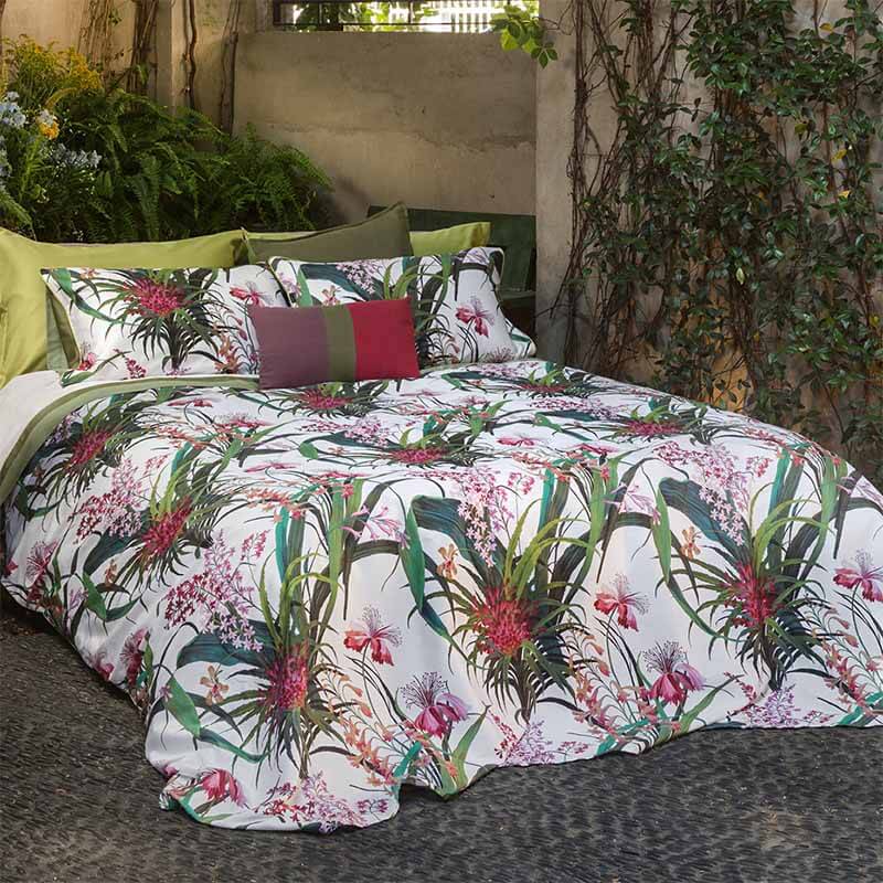 Trapuntino matrimoniale Hibiscus Fazzini in raso di puro cotone. Fantasia floreale con fiori rosa. Collezione primaverile 2021.
