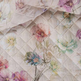 Trapuntino matrimoniale Caleffi Lilac in puro cotone con stampa digitale. Trapunta primaverile con fantasia floreale con fiori colorati dai toni delicati su fondo beige chiaro.