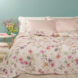 Trapuntino matrimoniale Caleffi Lilac in puro cotone con stampa digitale.  Trapunta primaverile con fantasia floreale con fiori colorati dai toni delicati su fondo beige chiaro.