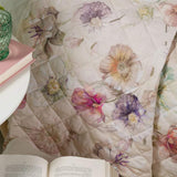 Trapuntino matrimoniale Caleffi Lilac in puro cotone con stampa digitale. Trapunta primaverile con fantasia floreale con fiori colorati dai toni delicati su fondo beige chiaro.