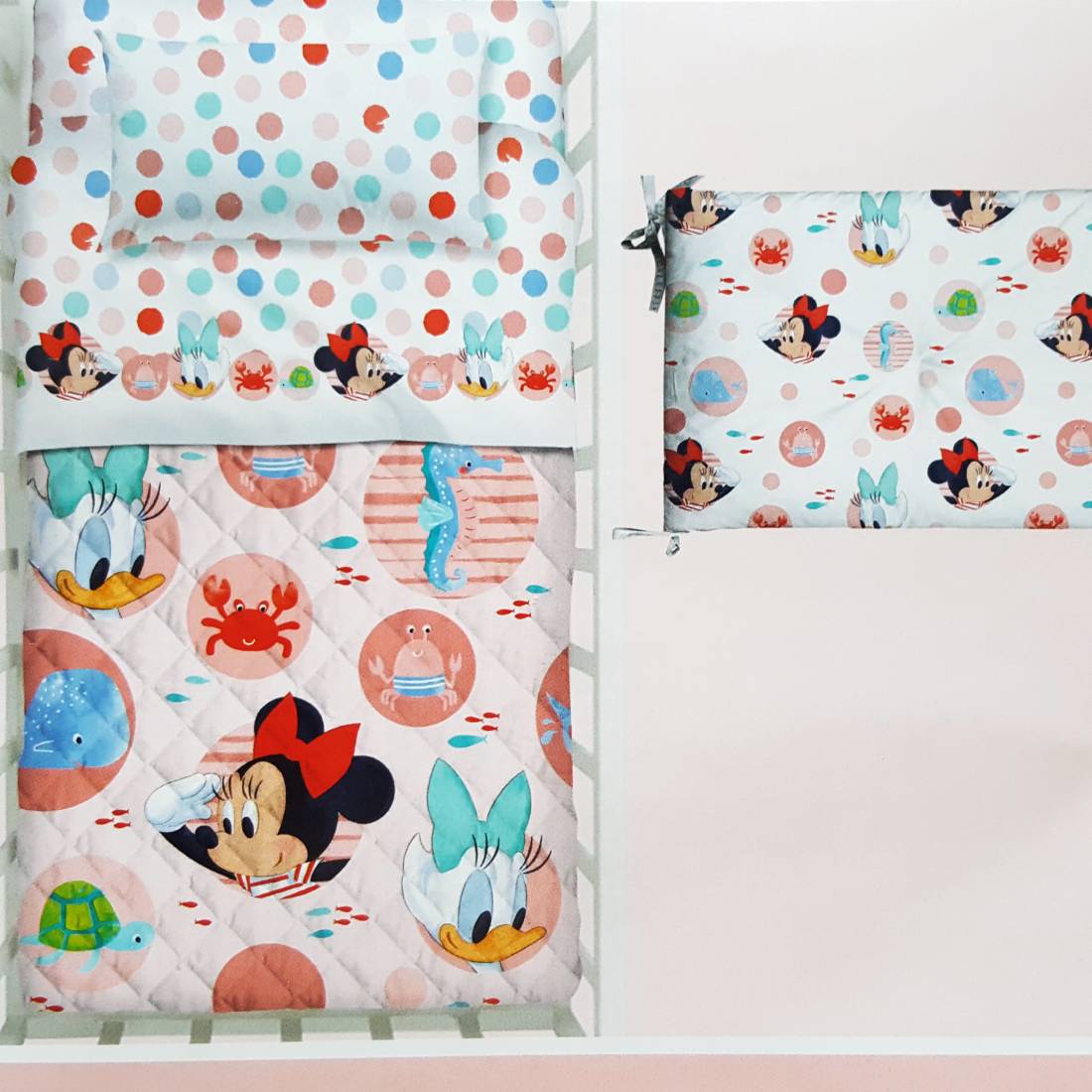 Completo lenzuola, trapuntino e paracolpi per culla Baby Minnie di Caleffi Disney. Fantasia con Minnie e Paperina, fondo bianco con pois colorati, ideale per la tua bambina.