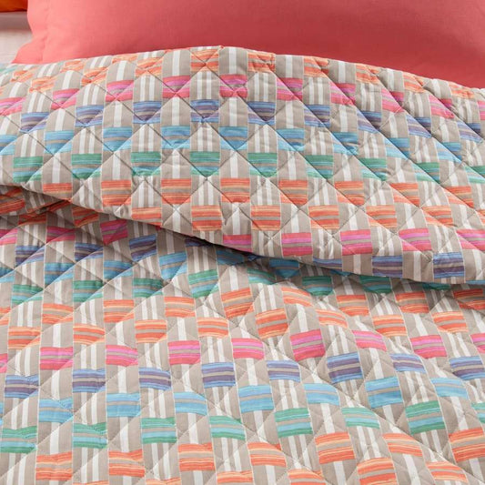 Trapuntino Caleffi Shine in puro cotone. Trapunta primaverile con fantasia geometrica multicolore. Disponibile nella misura per letto singolo, piazza e mezza e matrimoniale.